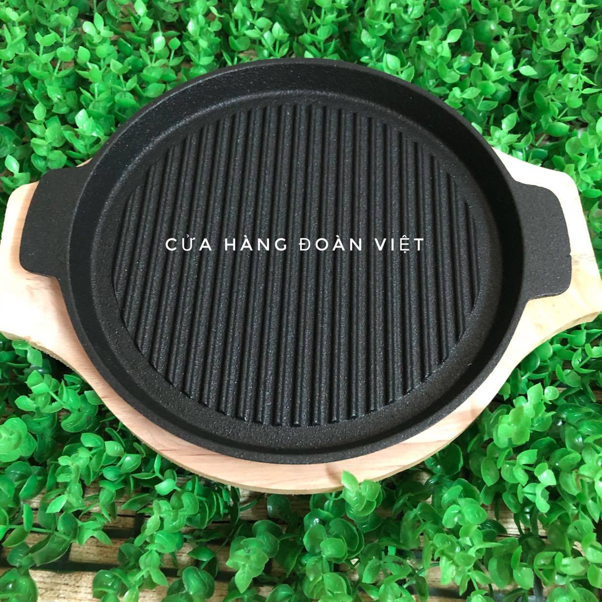 Sz24 [Tặng Đế GỖ] CHẢO GANG BBQ CHỐNG DÍNH - Size24cm. Chảo Dĩa gang Bò Né, Bít Tết. Phục vụ các món nướng tại bàn. Sử dụng các loại bếp, bếp từ. Phù hợp Quán Ăn NHà Hàng CHUYÊN NGHIỆP