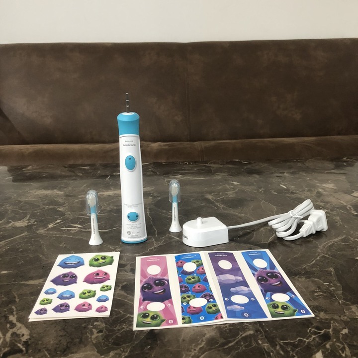 Bàn chải đánh răng điện trẻ em thương hiệu Philips HX6322/04 Sonicare For Kids - Kết nối ứng dụng thông minh - HÀNG NHẬP KHẨU
