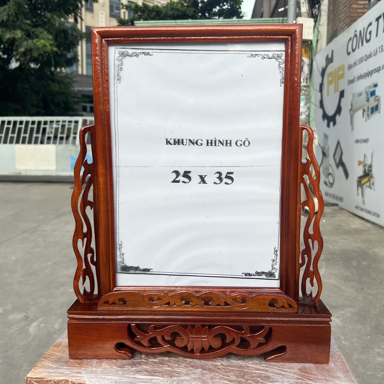 Khung ảnh thờ gia tiên gỗ tràm bông vàng chạm khắc ép kính viền hoa cao cấp cao 43.5cm – ĐỎ