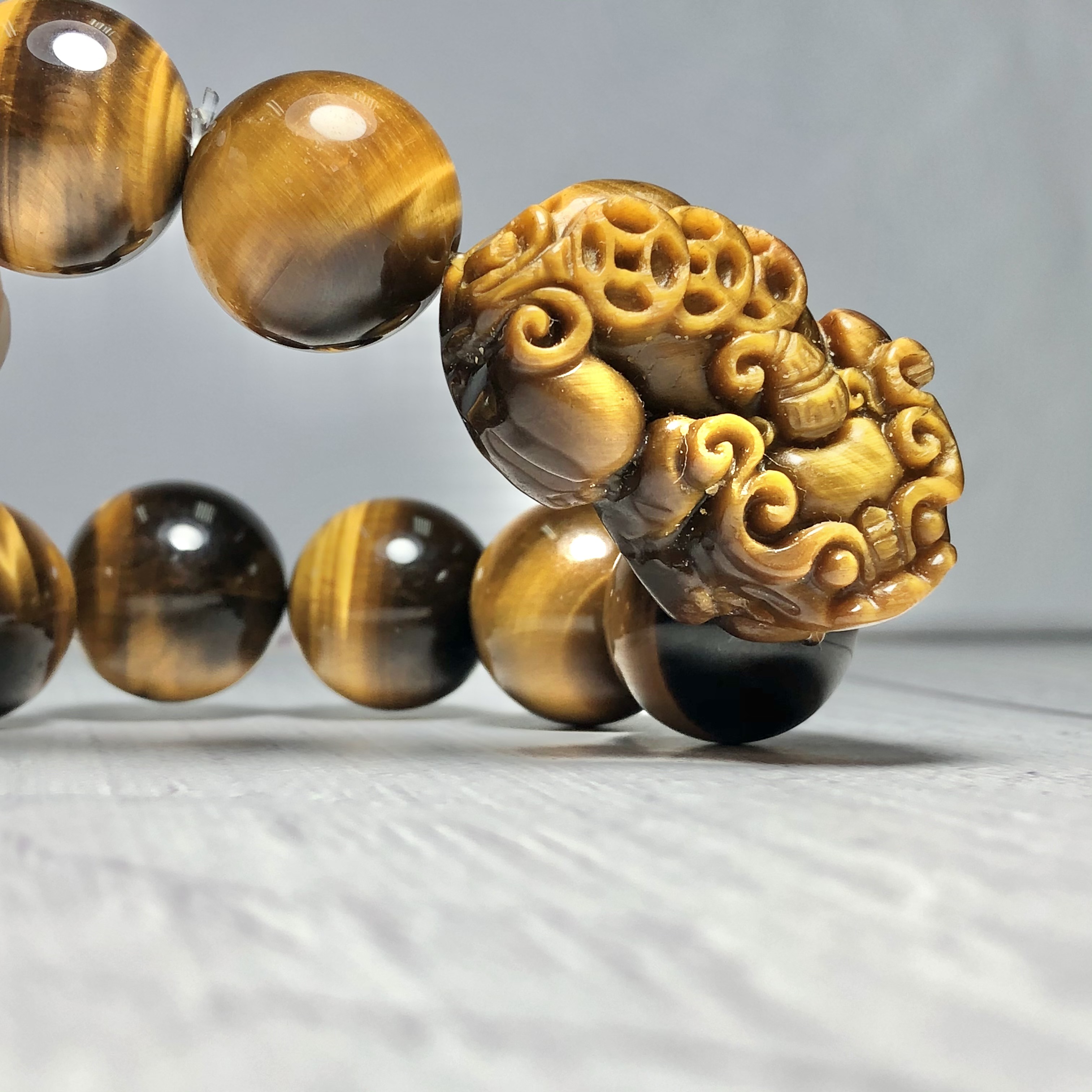 Vòng Thạch Anh Mắt Hổ vàng nâu 18mm mix tỳ hưu đá