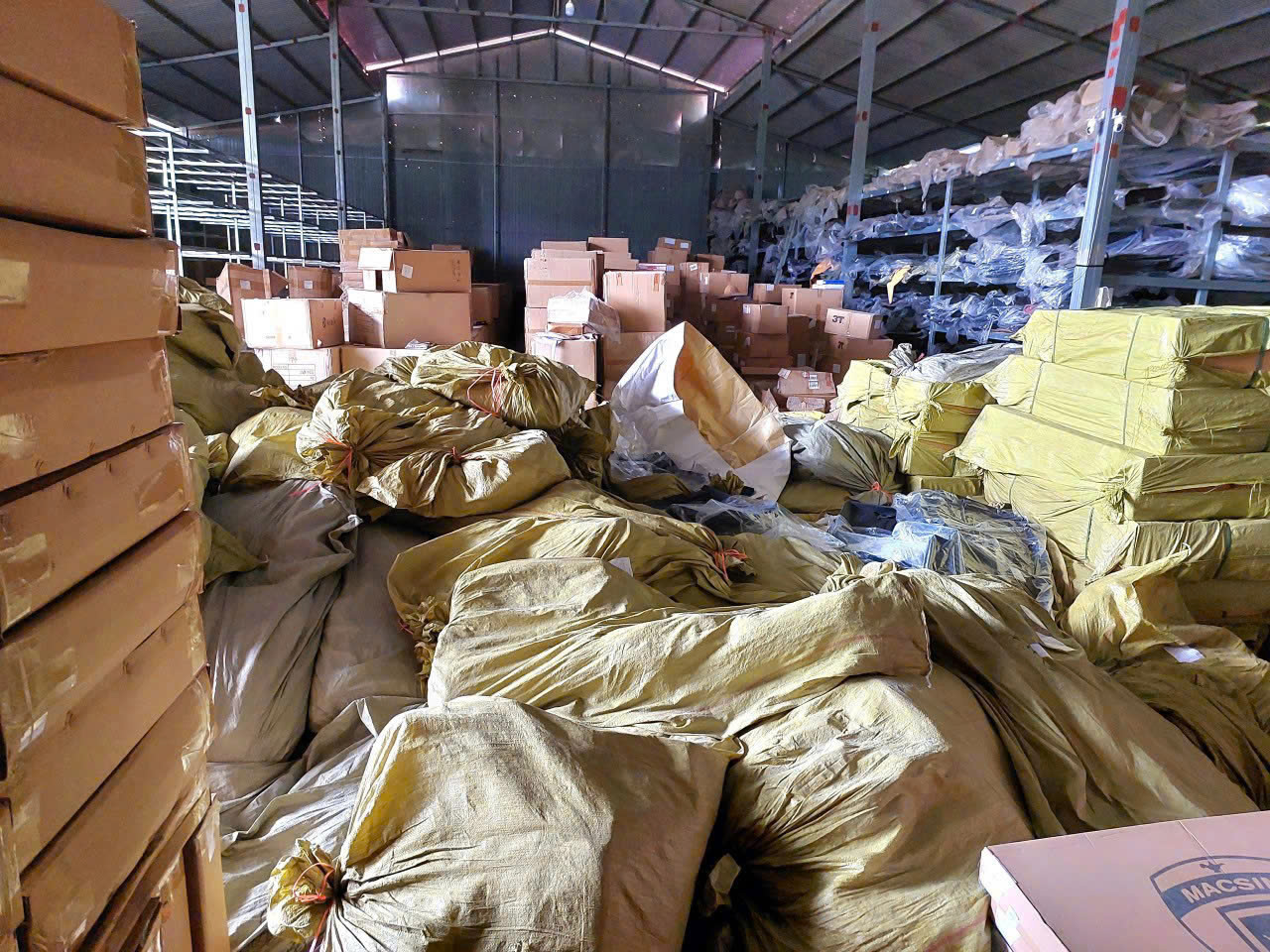 Thảm lót cốp xe ô tô Jaguar XPL nhãn hiệu Macsim chất liệu TPV cao cấp màu đen