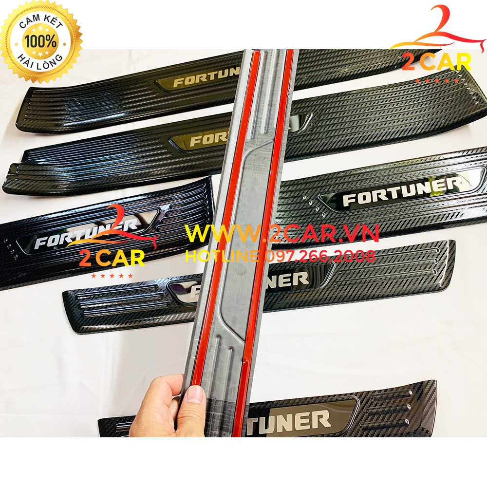 Ốp bậc cửa, nẹp bước chân trong , ngoài xe Fortuner 2017 - 2022 vân carbon cao cấp