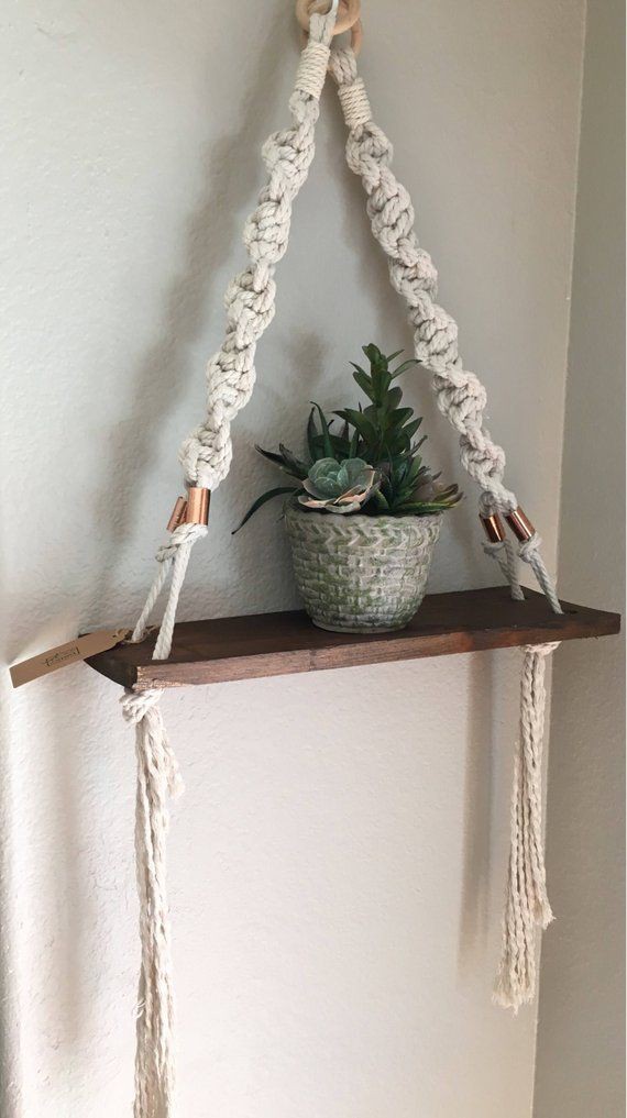 Kệ gỗ trang trí dây macrame treo tường phối nút đồng decor độc đáo