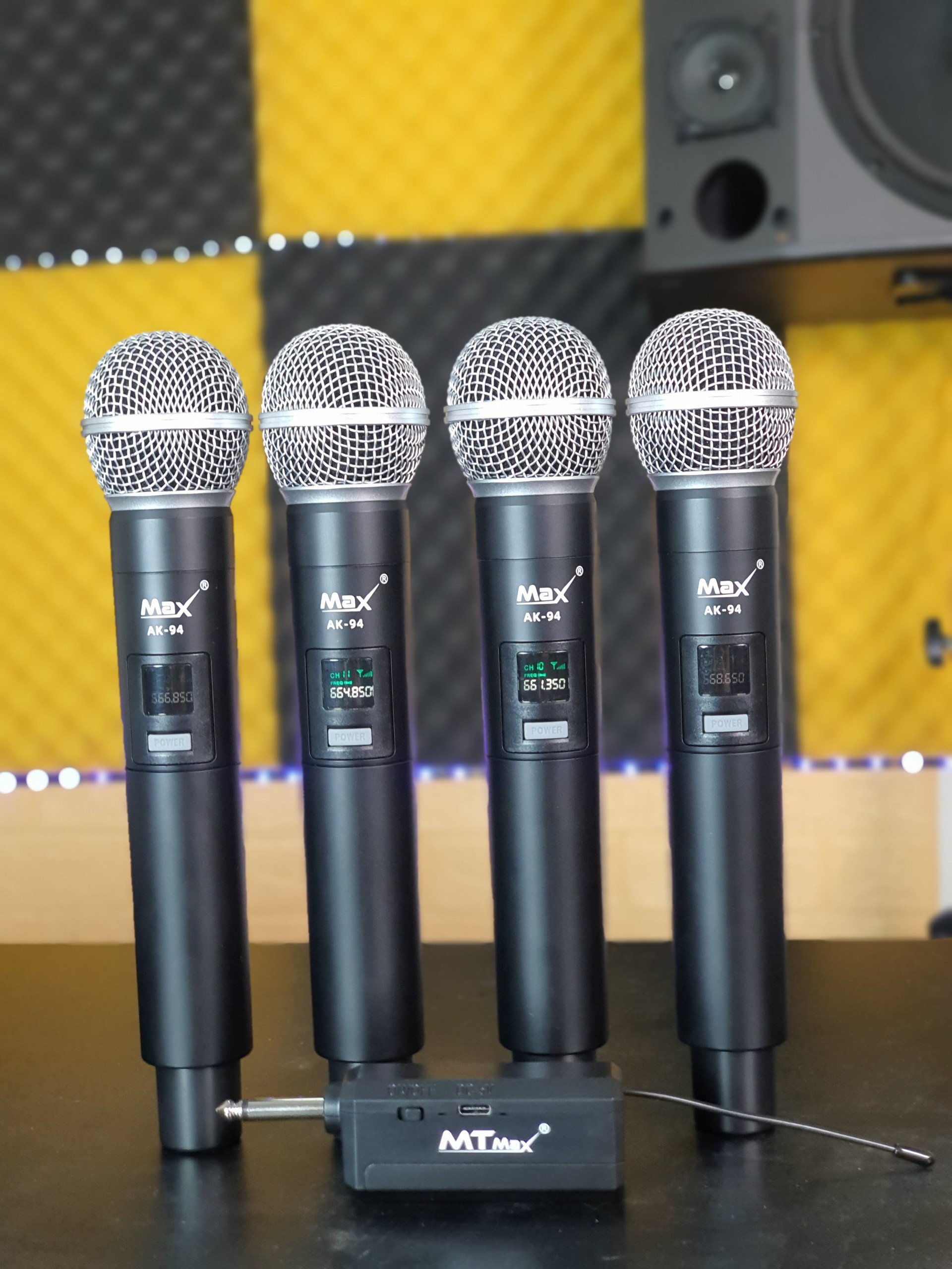 Micro Không Dây MTMAX AK94 Cao Cấp 4 Mic Chuyên Dùng Chuyên Dùng Cho karaoke gia đình, vui chơi hội họp, tiện dụng khi di chuyển sẳn sàn giúp bạn chinh phục mọi bài hát, giá tốt chất lượng cao