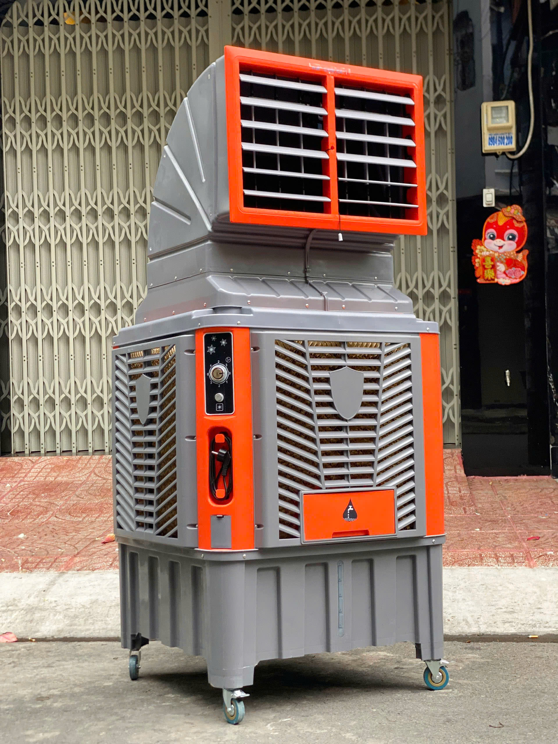 Quạt Điều Hòa Hơi Nước Công Nghiệp  Maki QF260 Dung Tích 130 Lít Công suất 1500W 4 Bánh Xe Di Chuyển Diện Tích Làm Mát Đến 150M2 Dùng Cho Công Nghiệp Diện Tích Lớn Đám Tiệc Sự Kiện Ngoài Trời hàng nhập khẩu