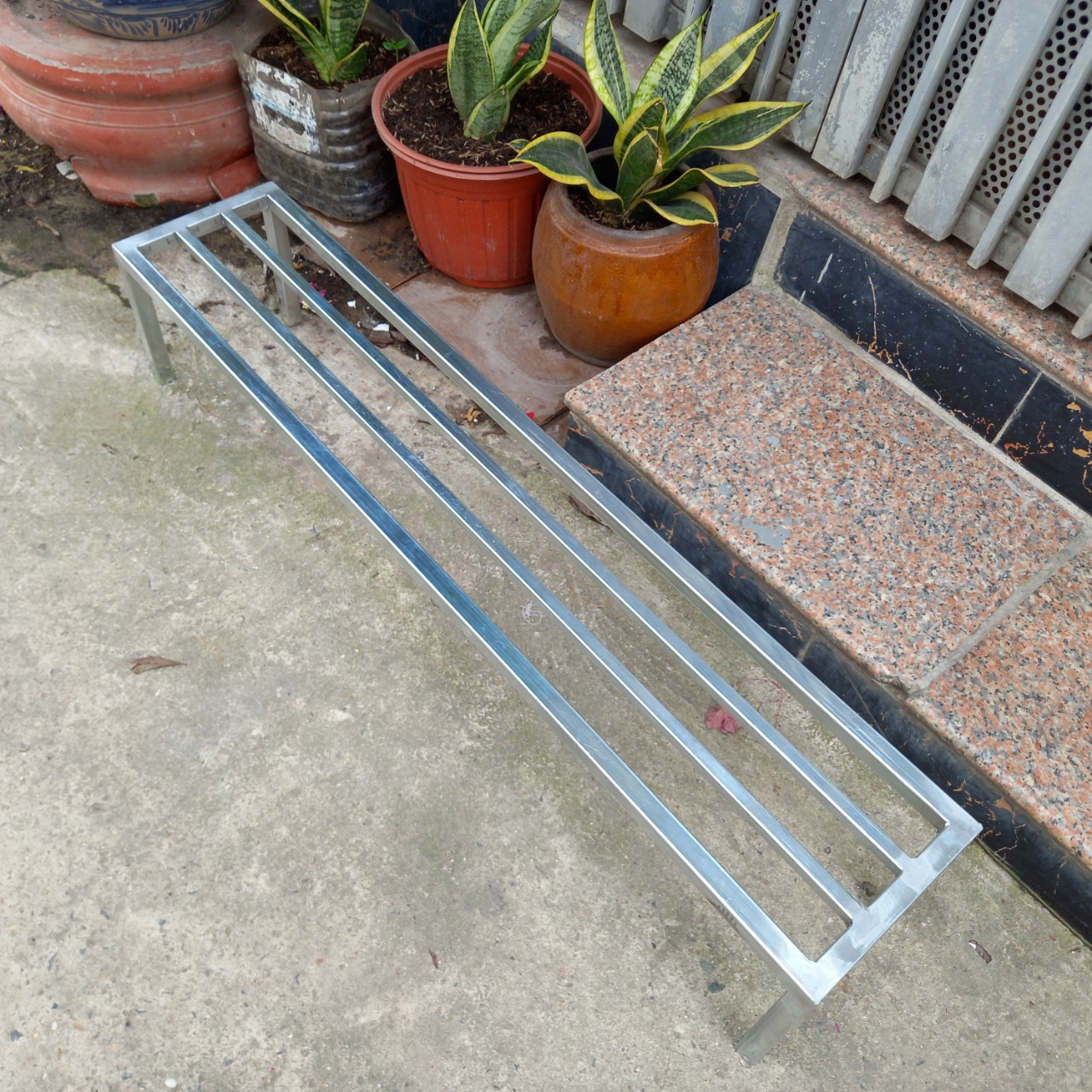 Kệ sắt đỡ chậu cây Dài 100cm, Rộng 20cm, Cao cm, hộp thép 20*20mm mạ kẽm, chân có nút nhựa chống trượt, dùng để kê đồ, kê chậu rau, kê chậu hoa