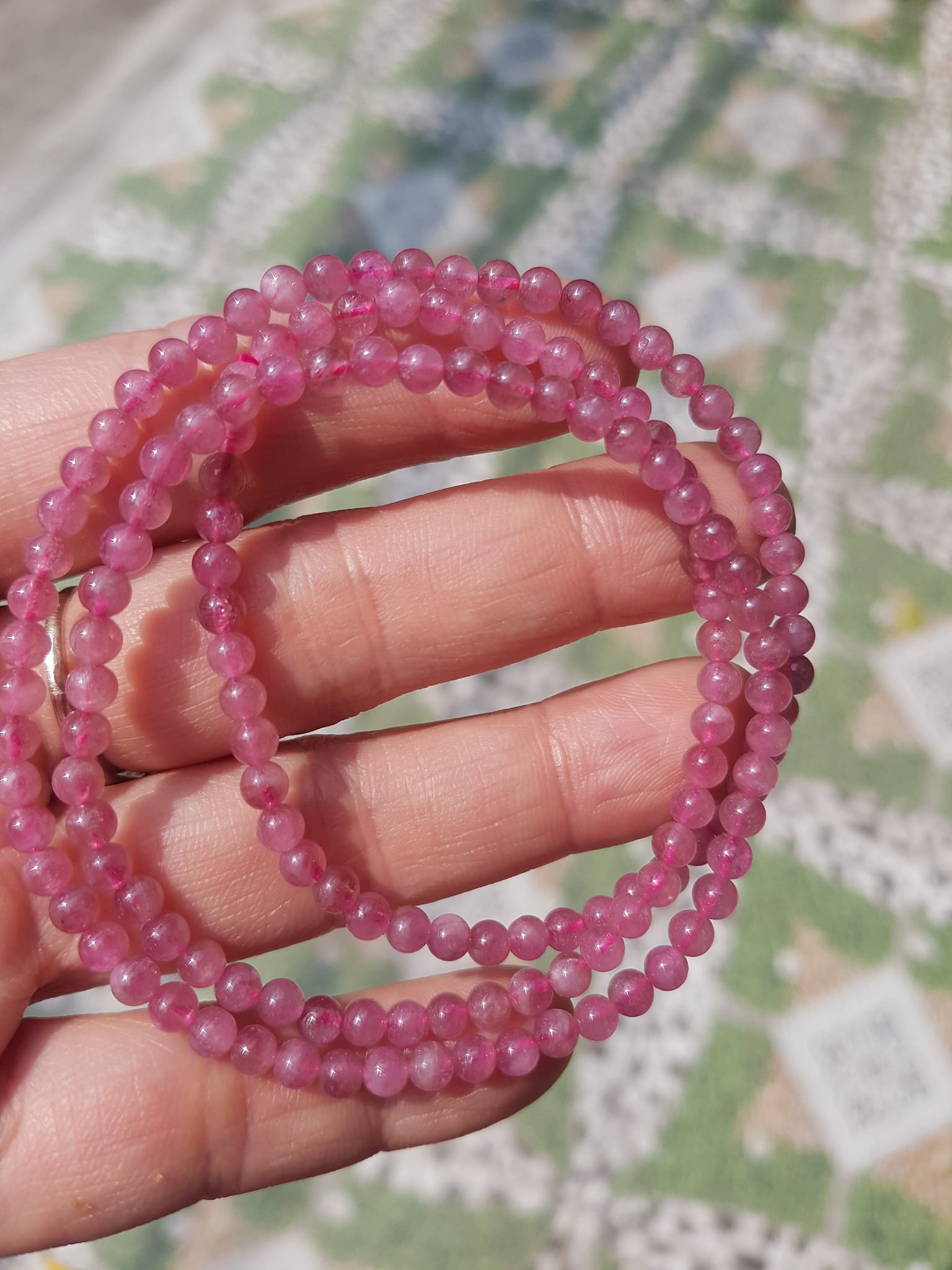 Vòng Tay Phong Thủy Đá Tourmaline hồng hồng xinh đẹp nhẹ nhàng quyến rũ Size vòng 4mm đeo kiểu quấn tay 3 vòng rất xinh xắn Chuẩn hợp nữ mệnh Hỏa và mệnh Thổ ạ