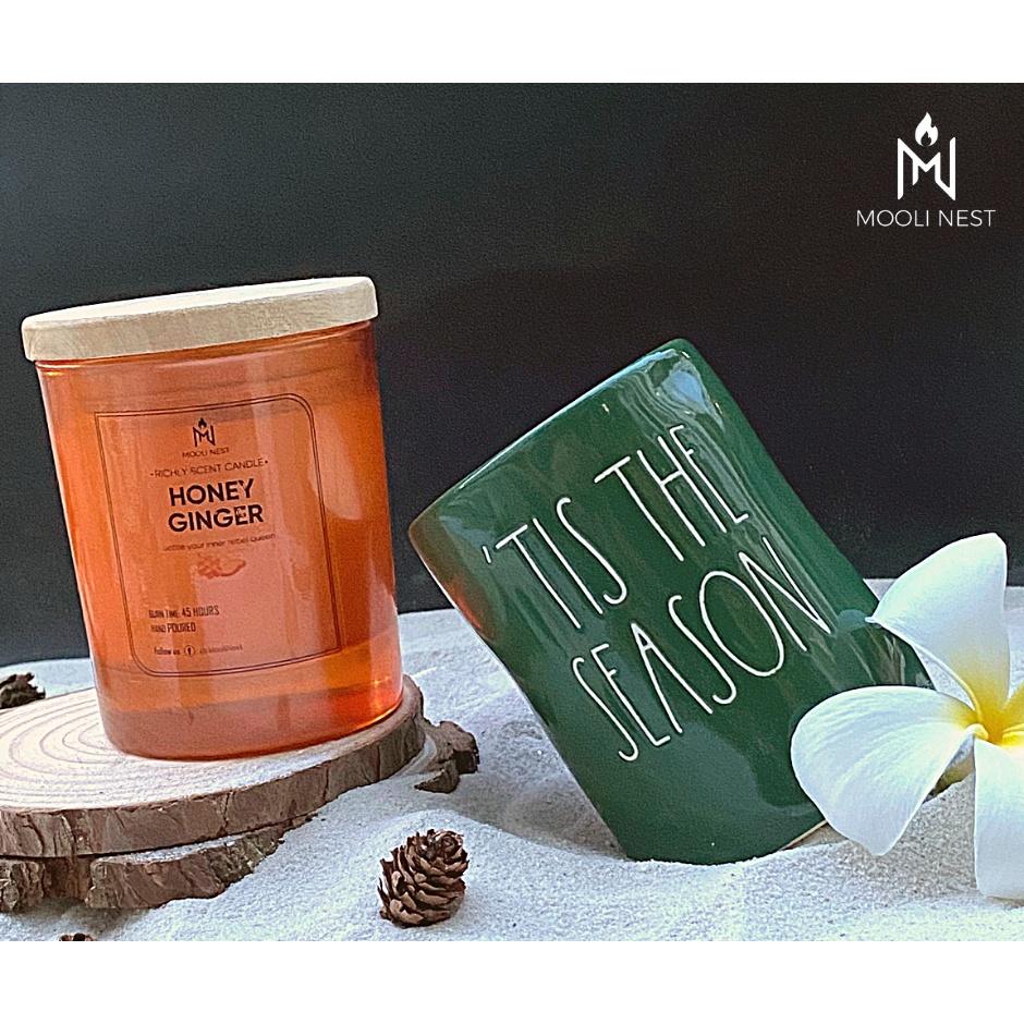 Combo nến thơm thư giãn, trang trí phòng MOOLI NEST Tis The Season x Honey Ginger - Bánh táo Caramel và Trà Gừng Mật Ong