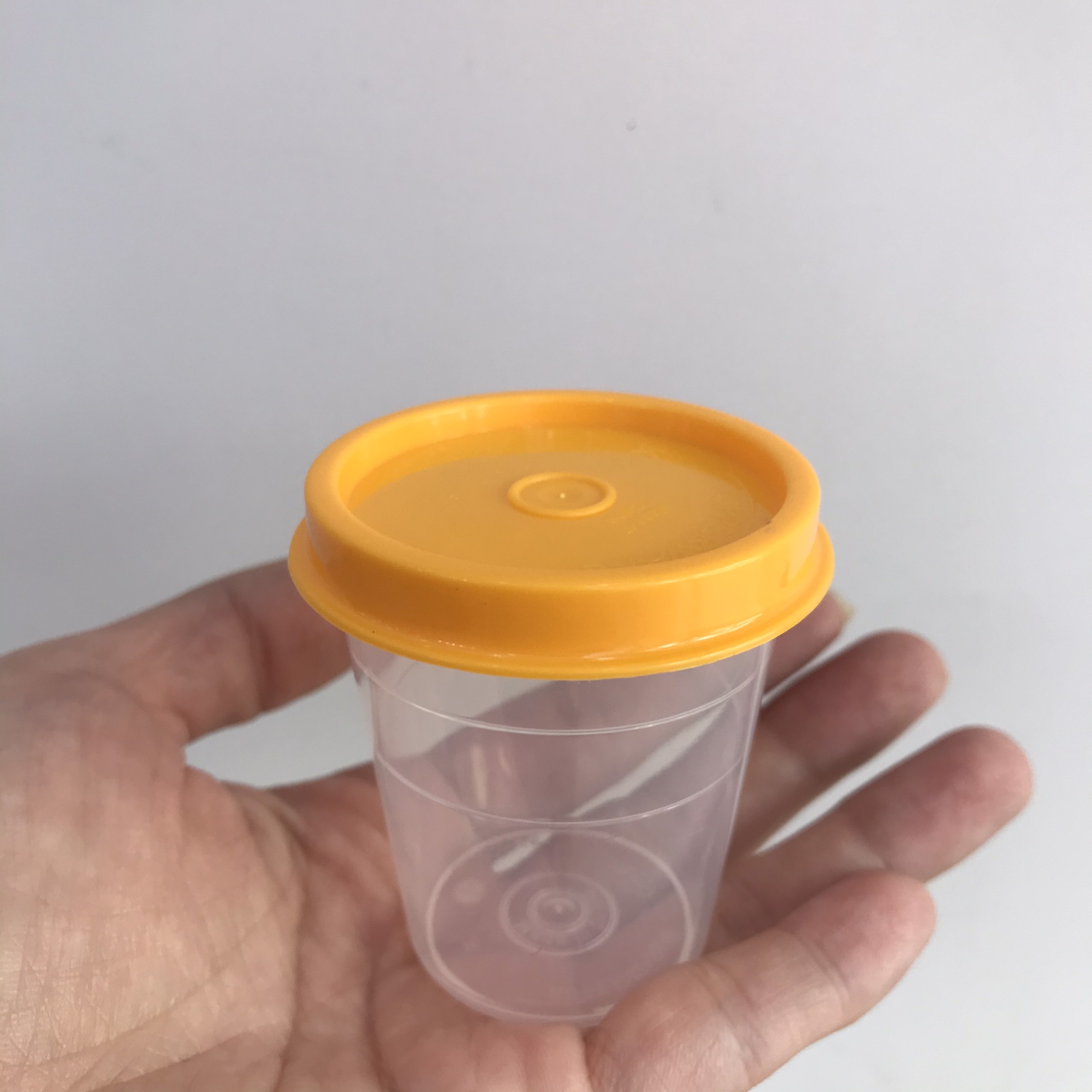 Hộp đựng nước chấm/gia vị Tupperware Midget (màu ngẫu nhiên)