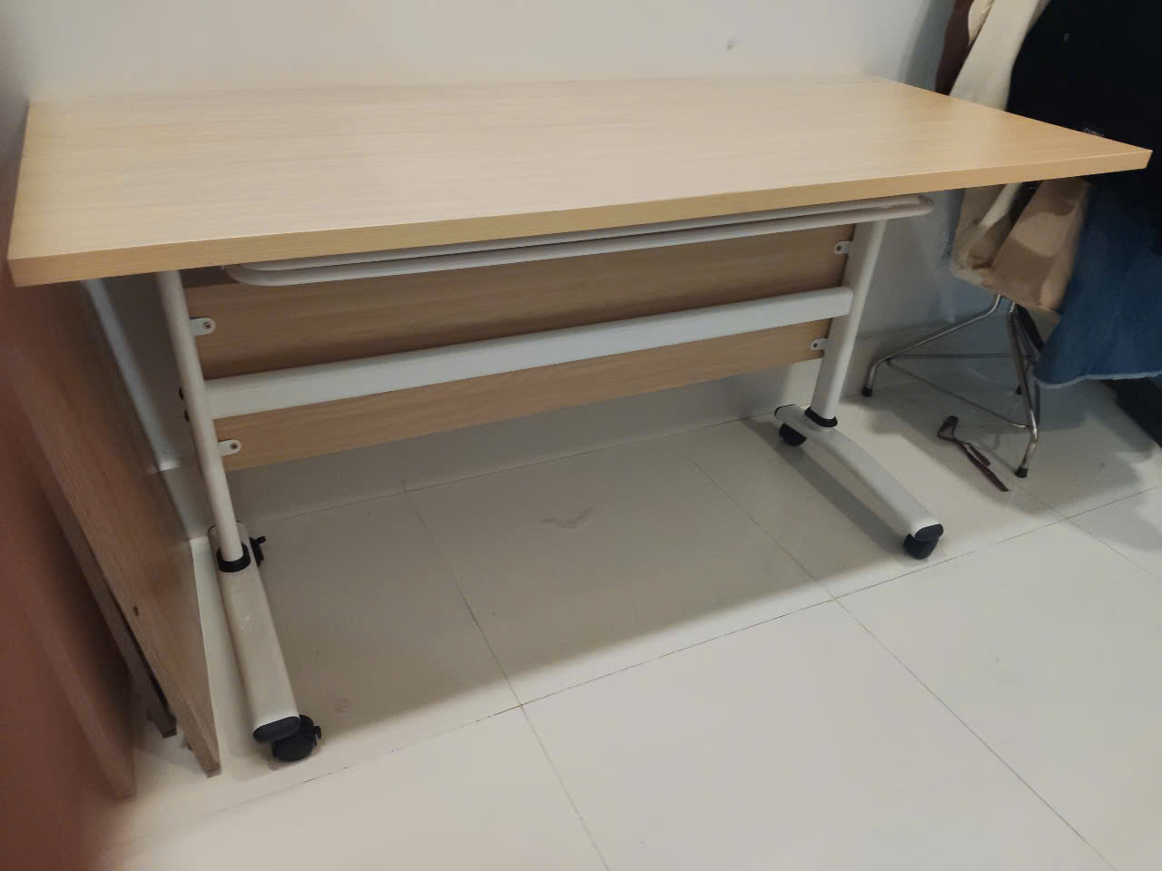 Bàn học gấp gọn chân sắt TF2002-14W Nội thất Capta Bàn làm việc xếp gọn mặt gỗ MDF 1m4 dày 25 mm màu tự nhiên đẹp mắt chân sắt sơn tĩnh điện màu đen gấp gọn tiết kiệm không gian tại tphcm