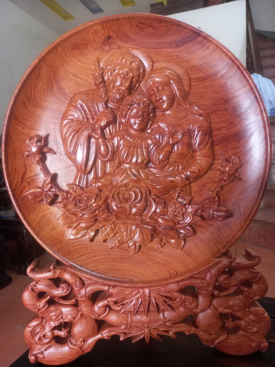 Đĩa điêu khắc gia đình công giáo ,trang trí phong thủy bằng gỗ hương đá kt mặt rộng 40×4cm