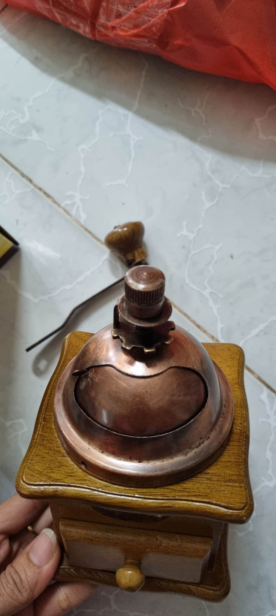 Cối xay tiêu vuông màu nâu tiện dụng