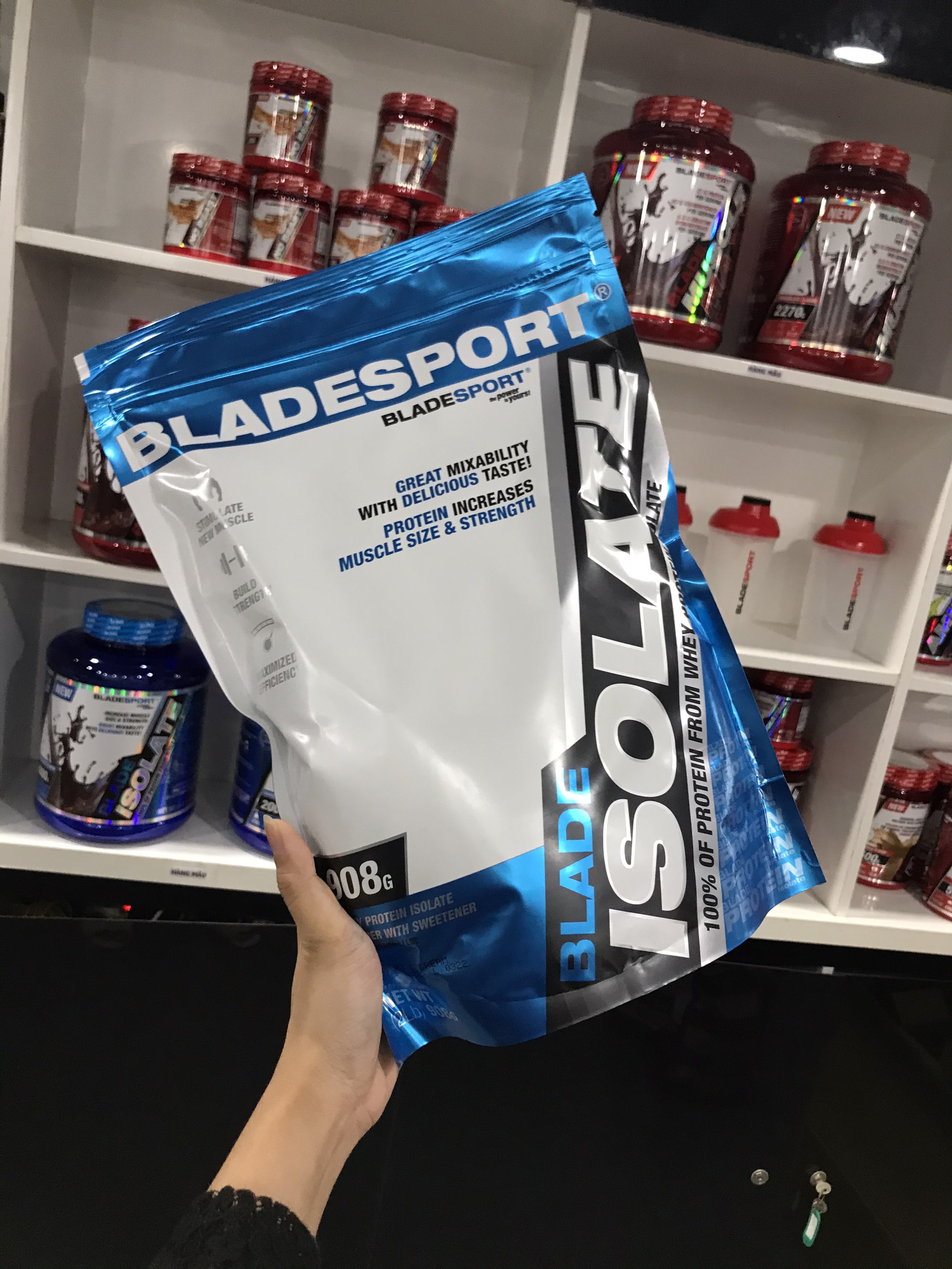 Sữa Tăng Cơ Blade Isolate 908g (2Lbs) – Hương vị Cookie &amp; Creams - Protein tinh khiết hấp thụ nhanh – Hỗ trợ phục hồi, phát triển cơ bắp cho người chơi thể hình và thể thao – Thương hiệu Châu Âu - Hàng chính hãng