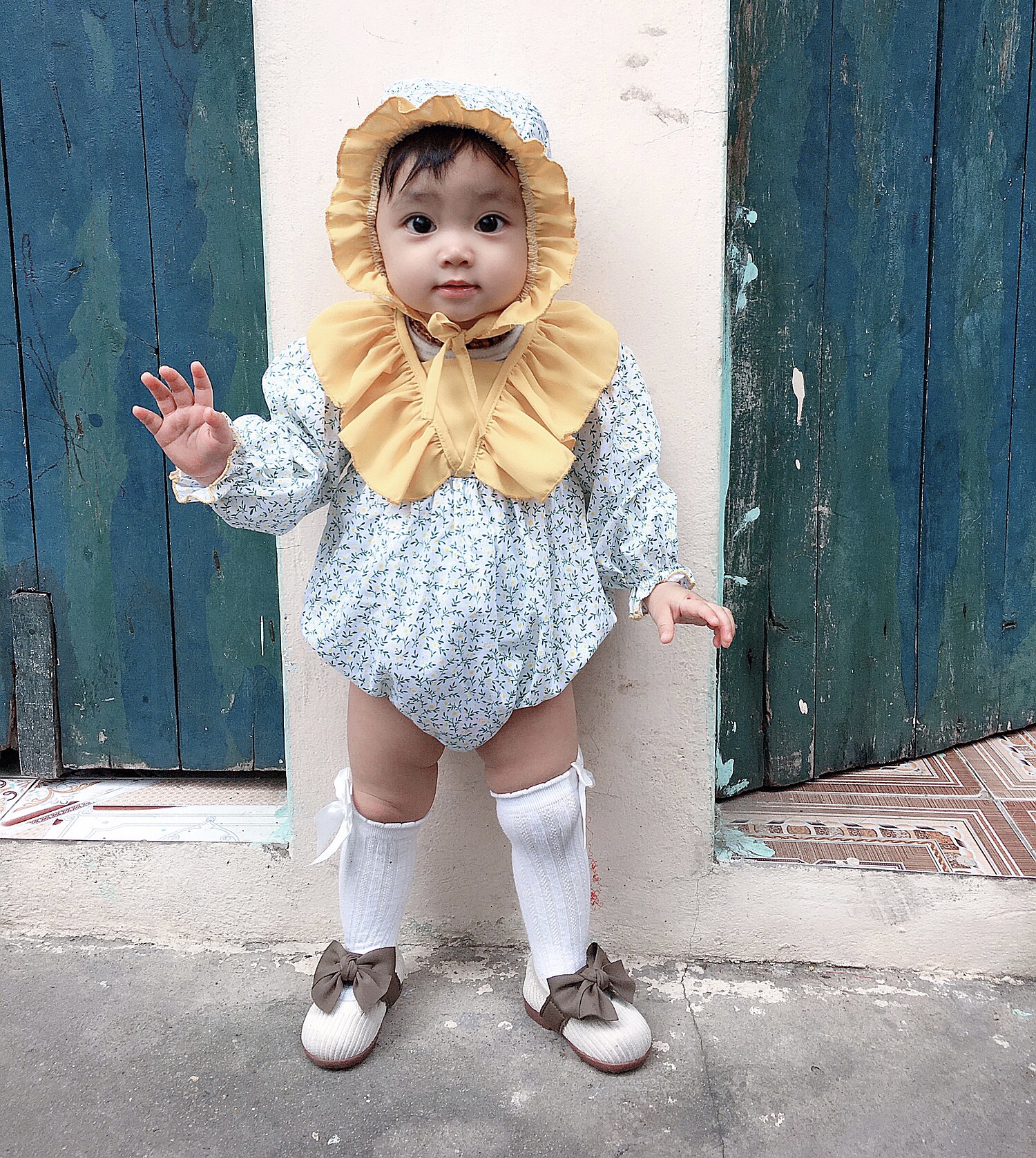 Body hoa xanh 3 chi tiết cho bé gái 4 đến 12kg, Bodysuit chất thô Quảng Châu