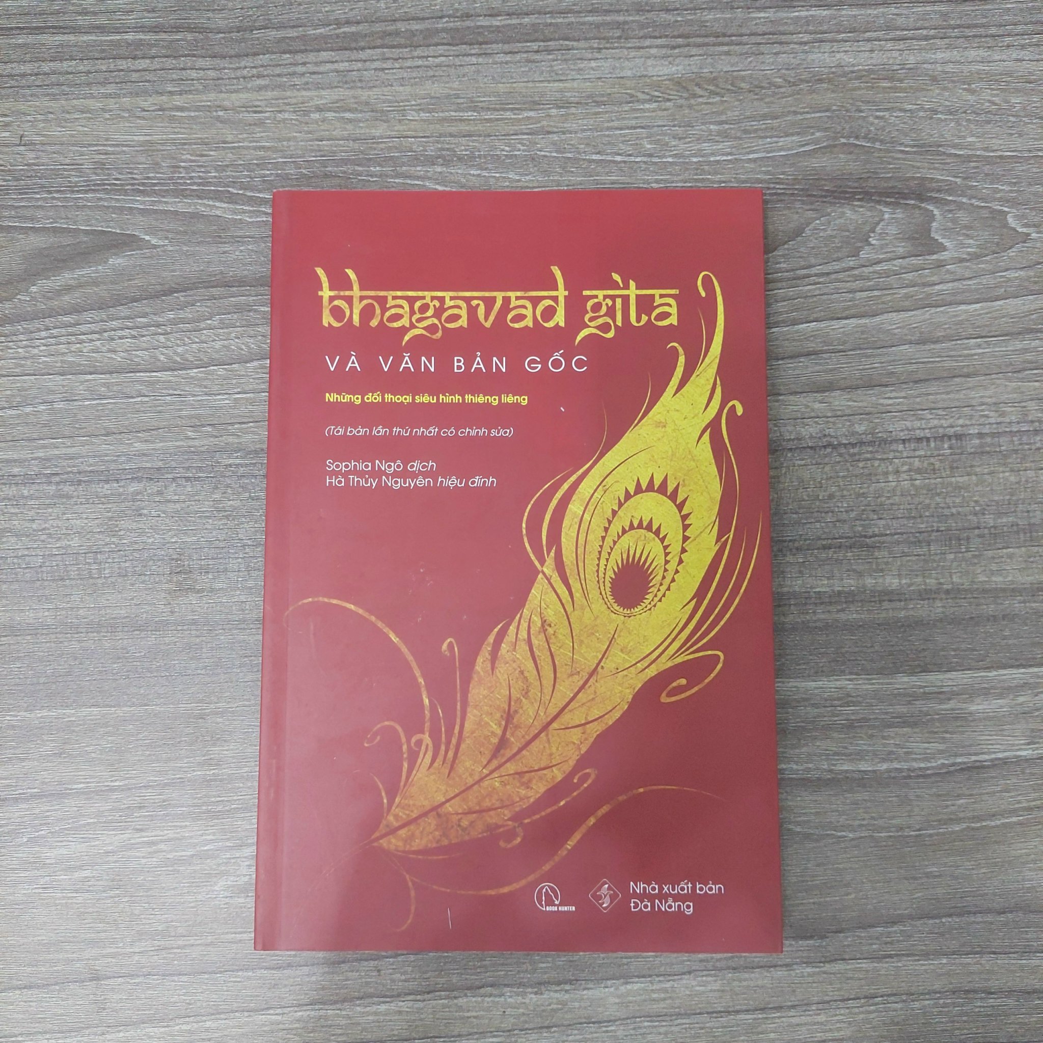 (Tái bản) Bhagavad Gita Và Văn Bản Gốc - Những đối thoại siêu hình thiêng liêng - Sophia Ngô dịch, Hà Thủy Nguyên dịch - (bìa mềm)