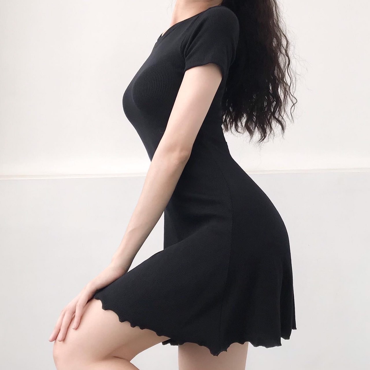 Đầm Nữ Body Đen Viền Bèo Chất Thun Gân Dáng Ngắn