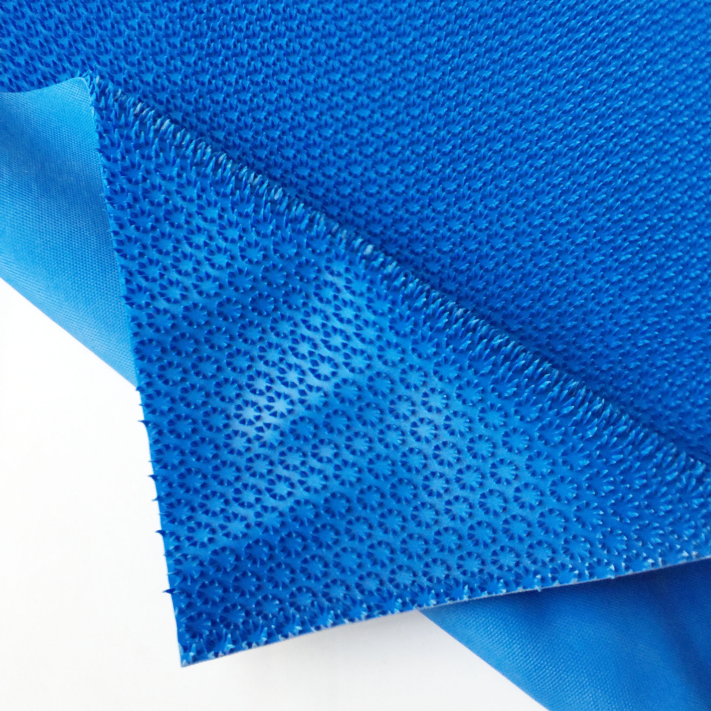 Thảm nhựa gai hoa cúc màu xanh dương chống trơn trượt - khổ 90cm