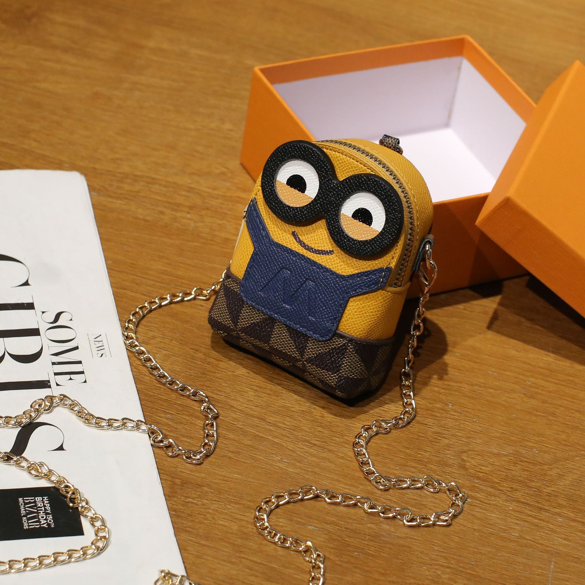 Túi Xách Đeo Chéo Mini Hình Minion Cute Chất Da Mềm Kèm Hộp Siêu Xinh