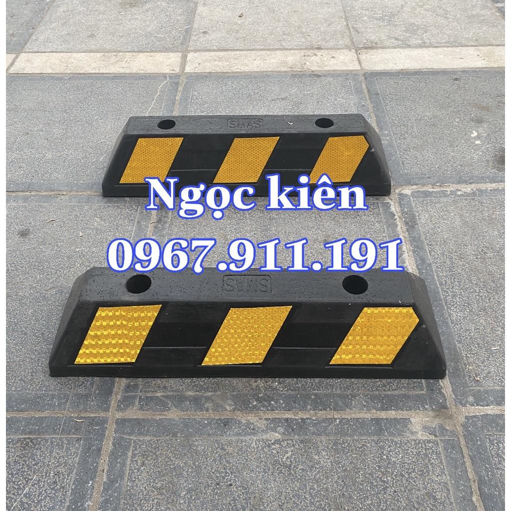 Cục chặn bánh xe oto,cao su chặn lốp xe tải