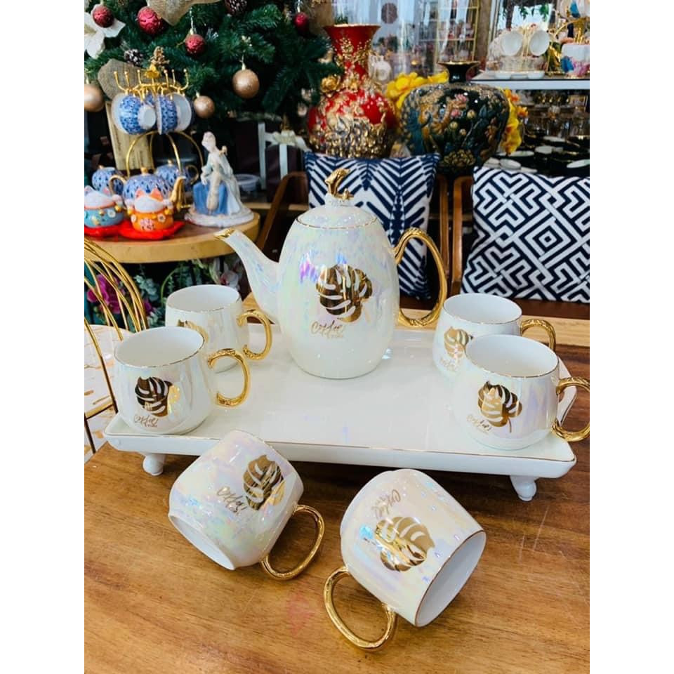 BỘ ẤM CHÉN KÈM KHAY CÓ CHÂN SỨ XƯƠNG CAO CẤP MÀU TRẮNG ÁNH TRAI HỌA TIẾT LÁ VÀNG ( GIAO HỌA TIẾT NGẪU NHIÊN )- VD714