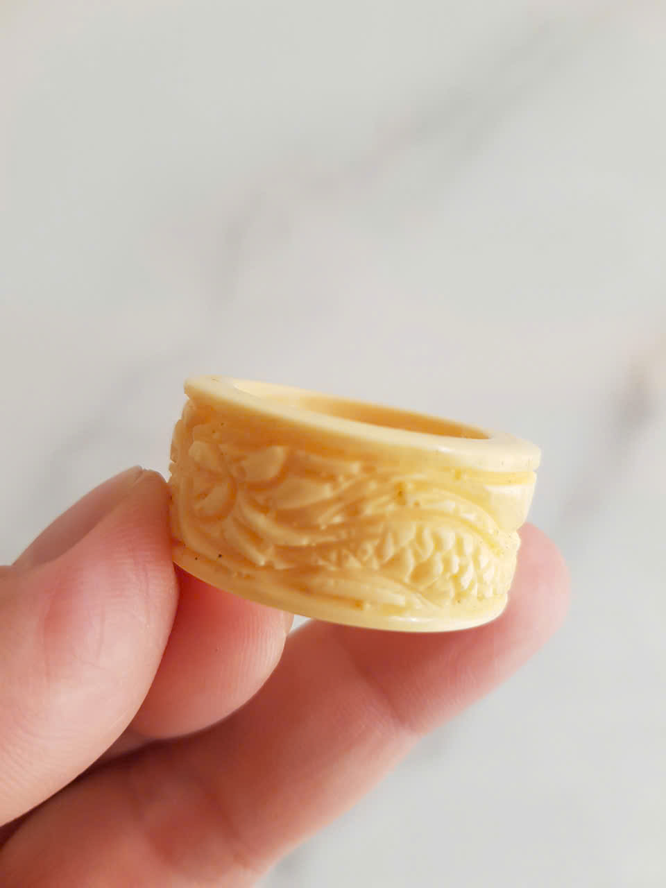 Nhẫn Càn Long Chạm Rồng Nam Giả Ngà hay Xương Mỹ Nghệ màu trắng Ni 22mm Cao 14mm Dầy 4mm Dành Cho Các Anh Nam đeo nhẫn ngón tay cái hay bất kỳ ngón tay nào ni lọt vừa tay là 22mm rẻ vẫn đẹp như thường ạ