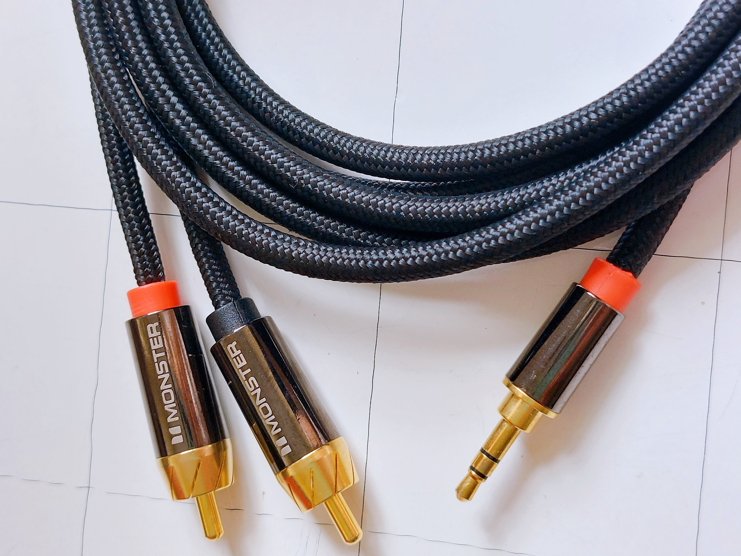 Dây Audio 3,5mm ra 2 đầu RCA (Hoa sen) dài 2 Mét, thương hiệu Monster - Hàng nhập khẩu