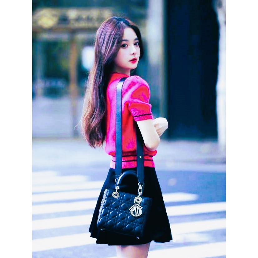 Áo len nữ Montoghi dệt kim Quảng Châu THÊU HOA in chữ cổ tròn dáng vừa xinh xắn