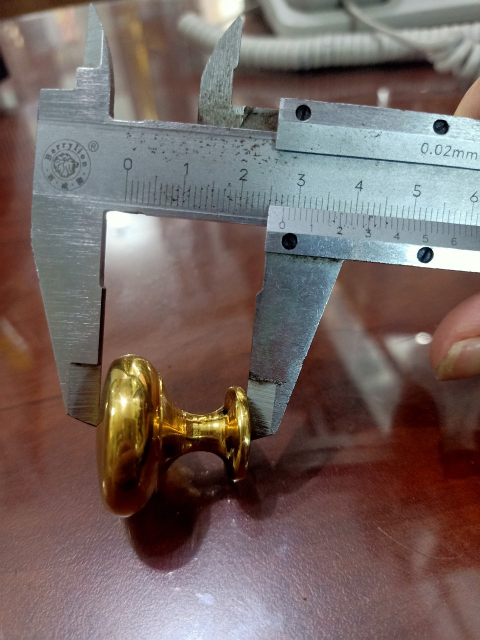 Núm tủ tròn dẹp đồng nguyên khối