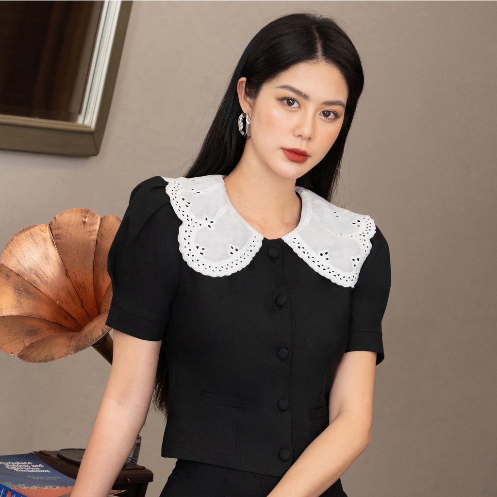 Set Đồ Nữ UK Fashion Thiết Kế Áo Croptop Cổ Ren Kết Hợp Chân Váy Xếp Ly Vải Hàn Cao Cấp NKFBD2203002