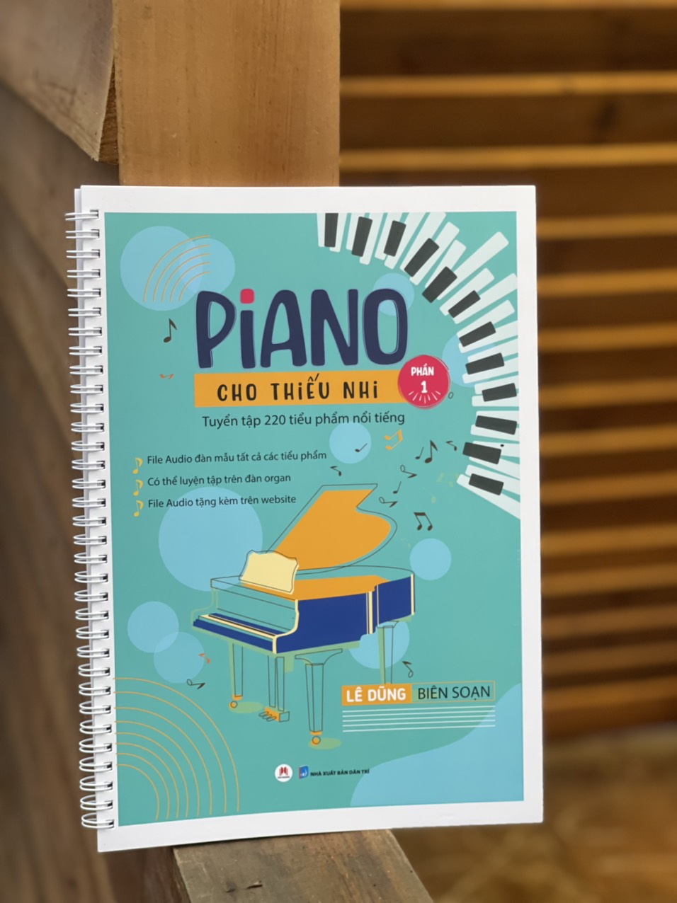 PIANO CHO THIẾU NHI – Tuyển tập 220 tiểu phẩm nổi tiếng (Phần 1) – Lê Dũng biên soạn – Huy Hoàng Bookstore – NXB Dân Trí (Bìa mềm)