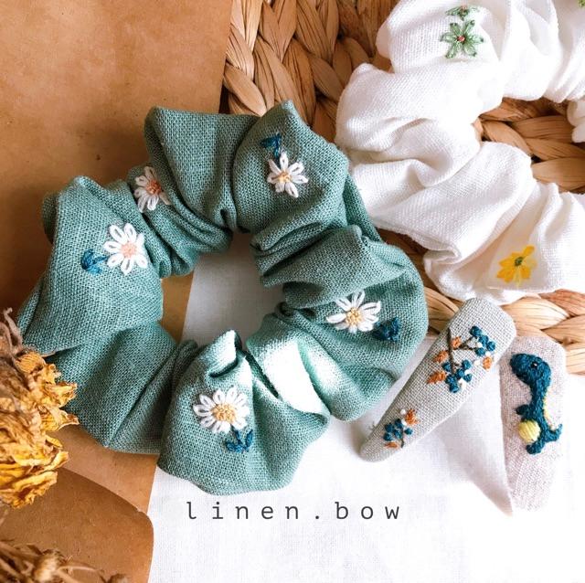 Scrunchies và kẹp linen thêu và kẹp ren