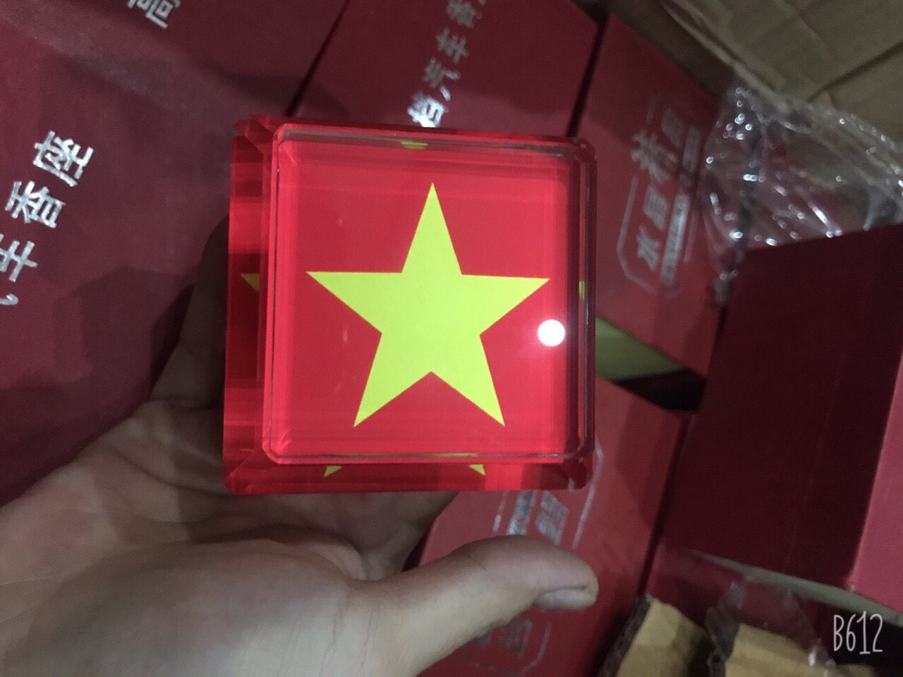 Lọ pha lê đựng nước hoa ô tô cờ Việt Nam trang trí cực đẹp