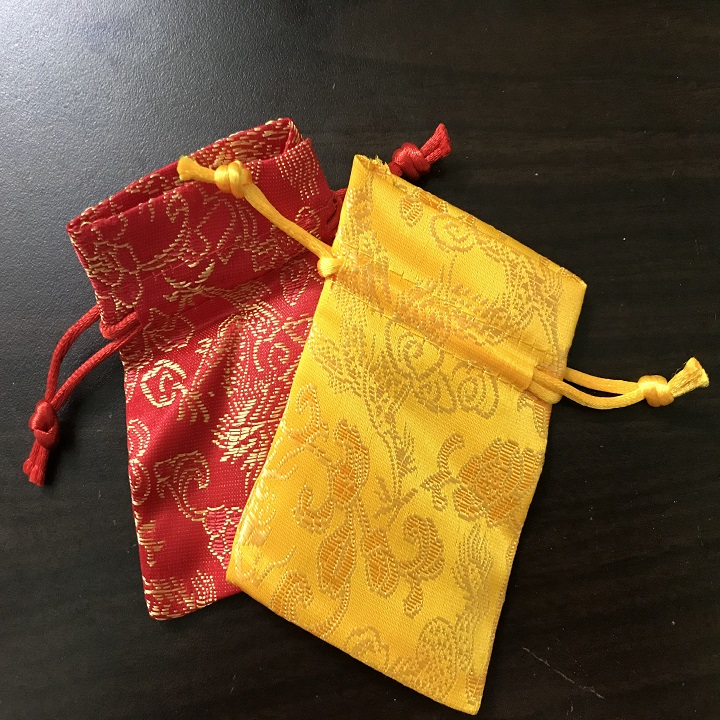 Cặp Xu con Trâu màu Vàng và Bạc tặng túi gấm, dùng để trang trí bàn sách, xỏ lỗ đeo dây hoặc bỏ vào túi mang theo - SP002377