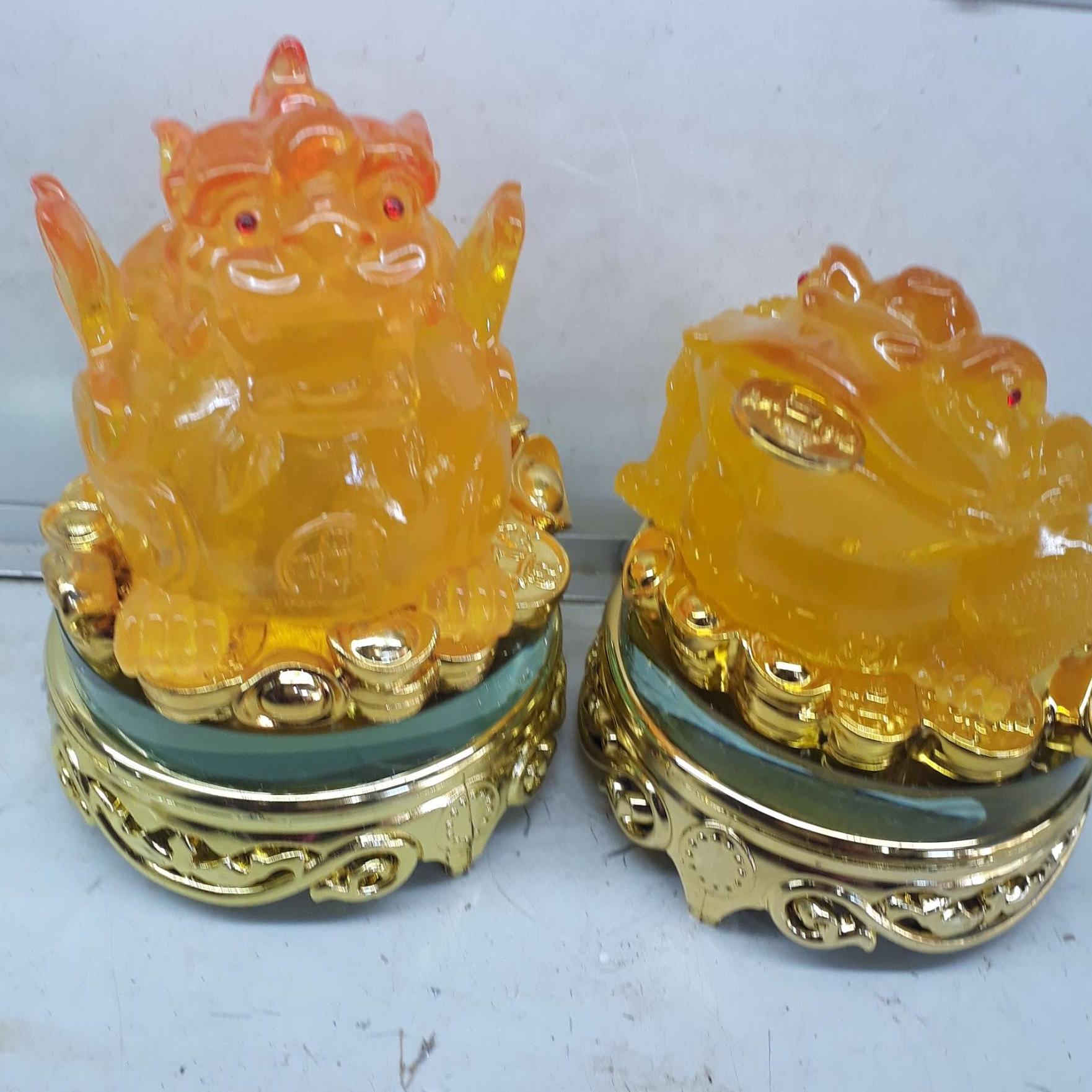 Combo tượng cóc ngậm tiền và tỳ hưu phong thủy để bàn mầu vàng cao 15 cm