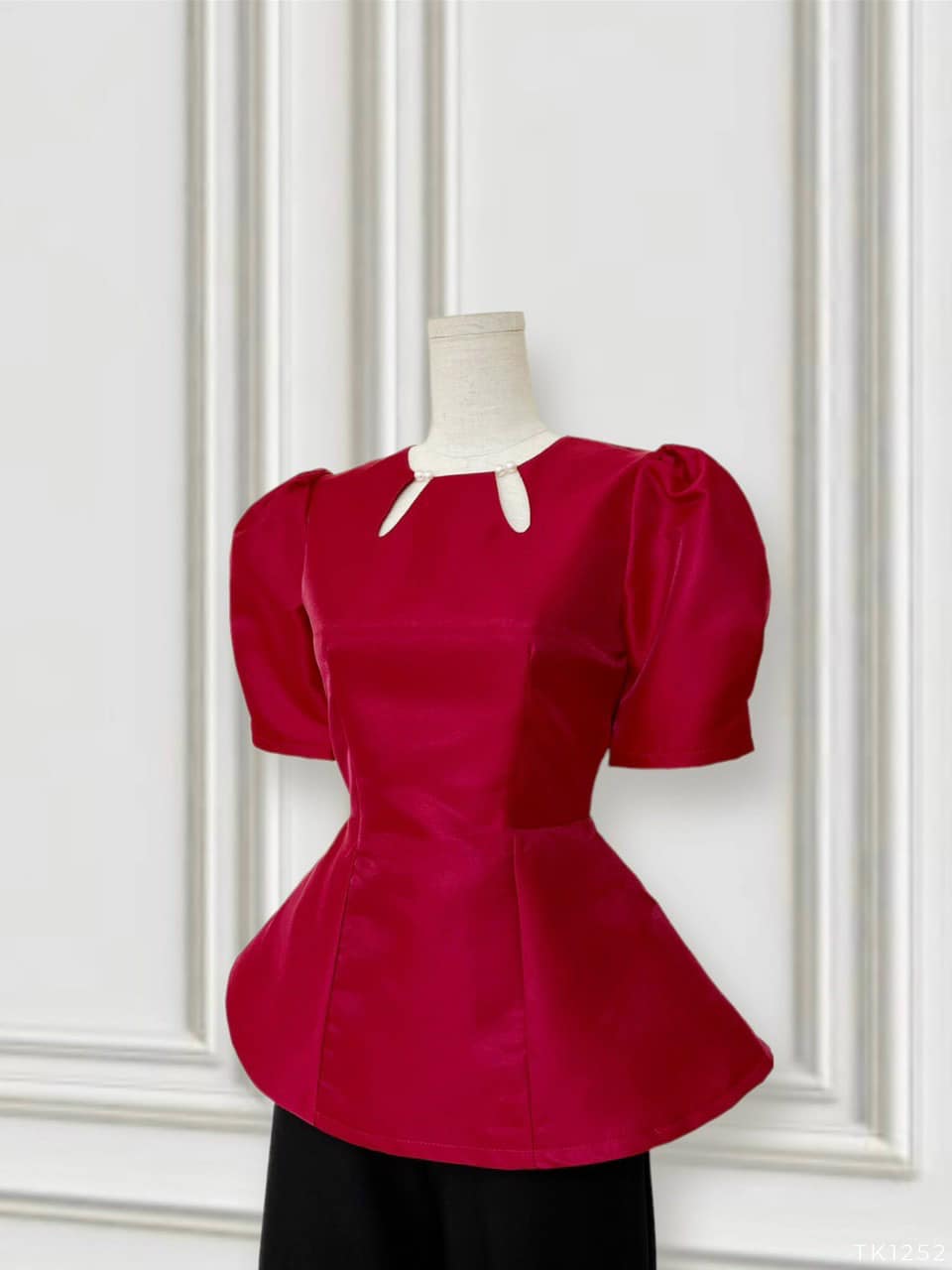 Áo peplum cổ tròn khoét giọt nước đính nút ngọc siêu sang