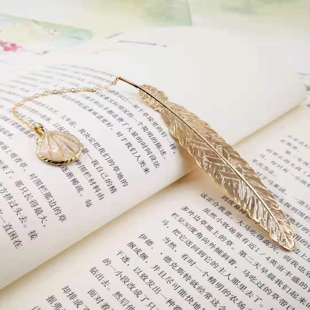 Bookmark Kim Loại Đánh Dấu Sách Hình Lông Vũ Dây Treo - Vỏ Sò Màu Kem