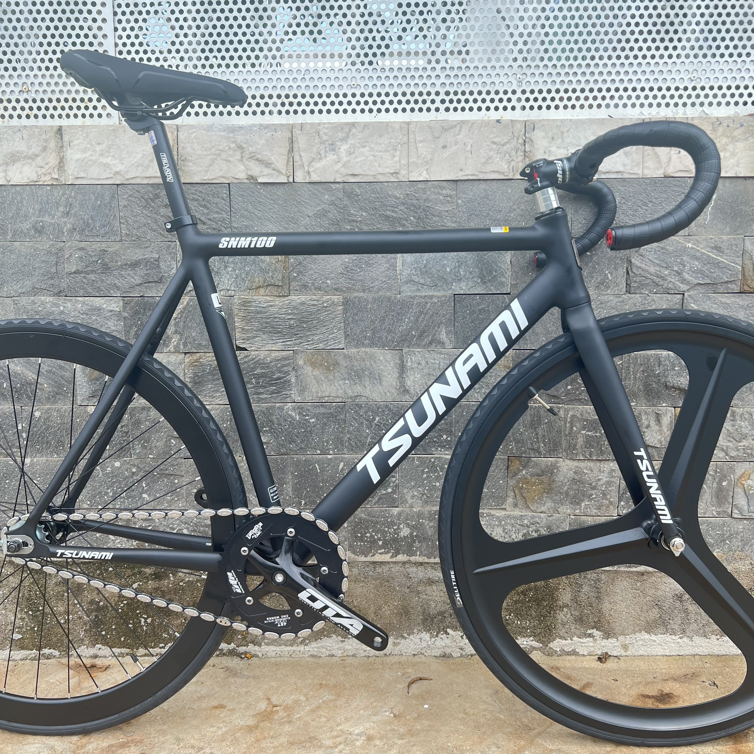 Xe đạp fixed gear TSUNAMI SNM100 nâng cao trước 3 đao đen - Đen chữ trắng