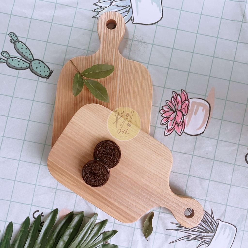 Thớt gỗ tay cầm Tần Bì nguyên khối nhiều kích thước IDecor trưng bày, chụp hình sản phẩm
