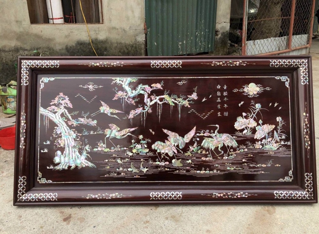 Tranh tùng hạc gỗ gụ khảm ốc đỏ xà cừ kết hợp với vỏ bào ngư xanh đỏ tự nhiên đẹp long lanh kt 60×120×4cm