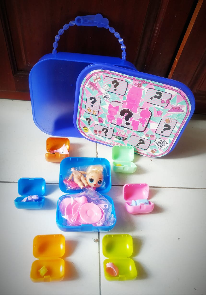 (Mua 1 tặng 1) Bộ đồ chơi hộp 7 trứng búp bê và phụ kiện bất ngờ phong cách LOL suprising doll hình bán nguyệt có quai xách phiên bản cao cấp - Tặng Bộ đồ chơi nấu ăn và hoạt cảnh đi chơi dã ngoại picnic