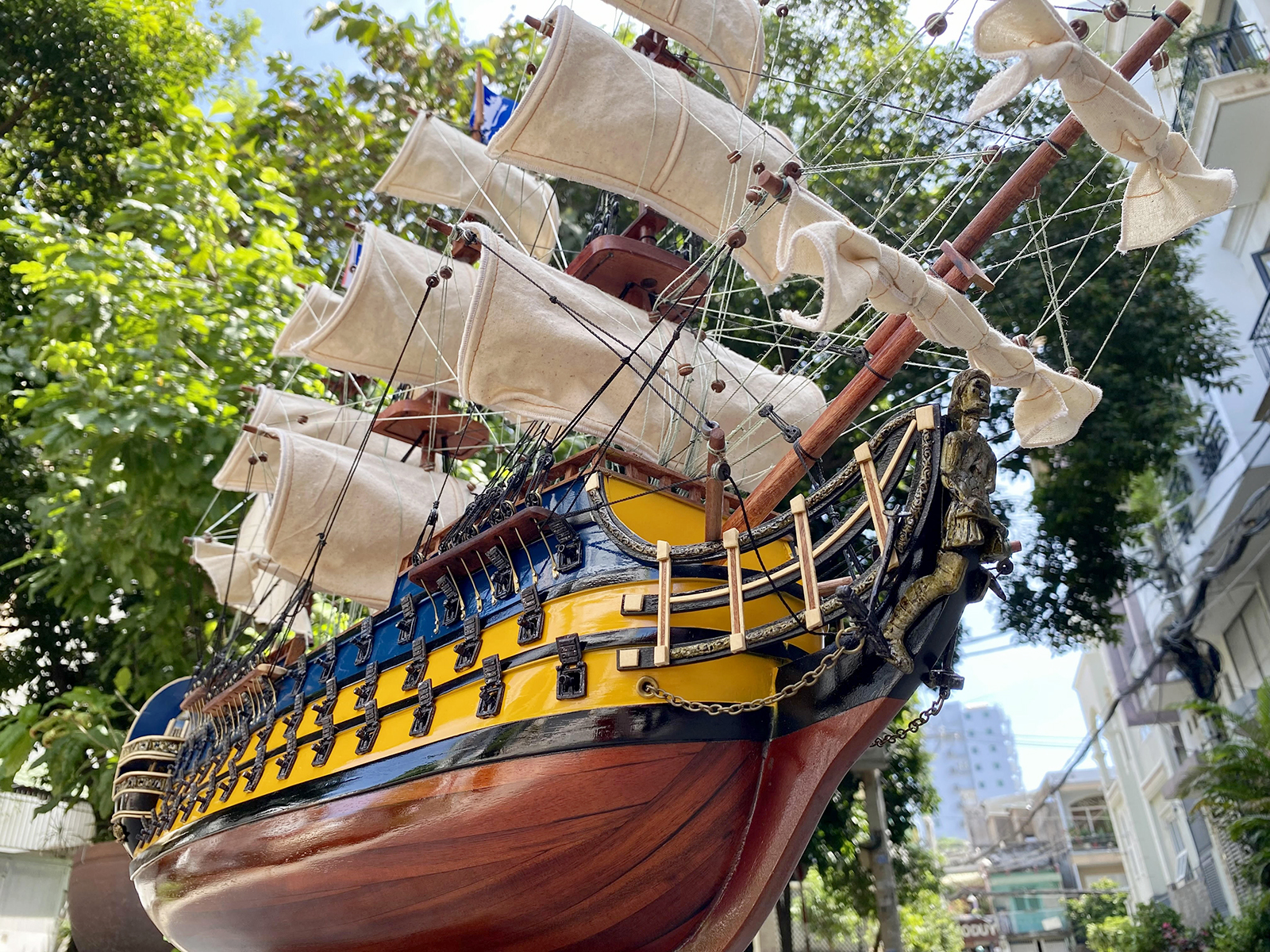 Thuyền buồm phong thủy Royal Louis dài 90cm gỗ tự nhiên lắp ráp sẵn, mô hình thuyền gỗ trang trí văn phòng làm việc