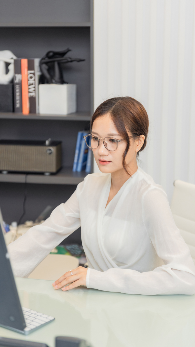 Áo sơ mi kiểu chất tơ, hai vạt thắt tự do Ellie thiết kế cao cấp WHITE CHIC