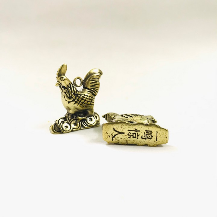 Móc Khóa Tượng Đồng Con Gà dùng để làm móc khóa, trưng trên bàn, làm quà tặng lưu niệm, kích thước 2.8 x 1 x 3cm, màu đồng - TMT Collection - SP005222