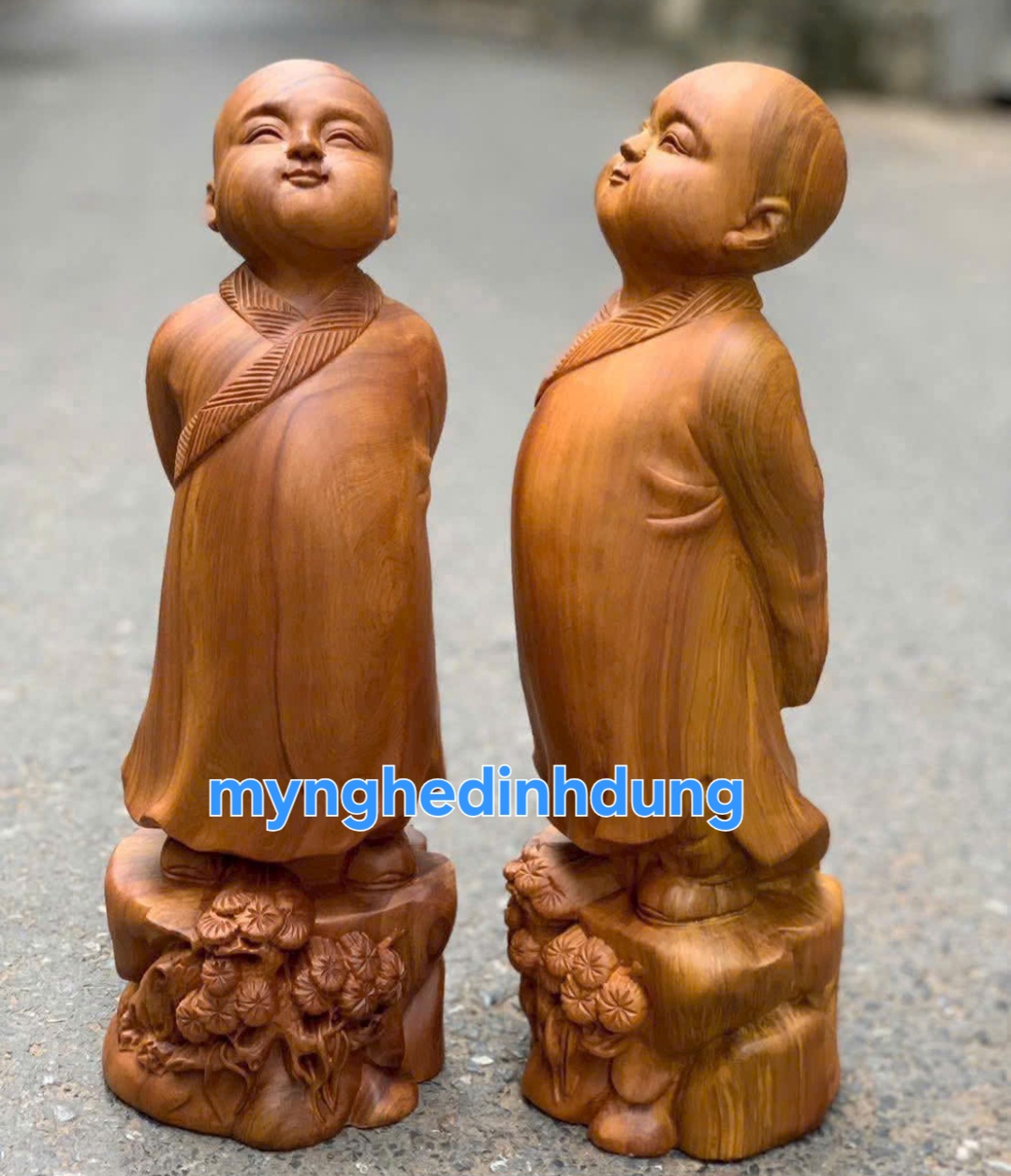 Tượng chú tiểu tùy duyên gỗ bách xanh thơm nức cao 30x11x9cm