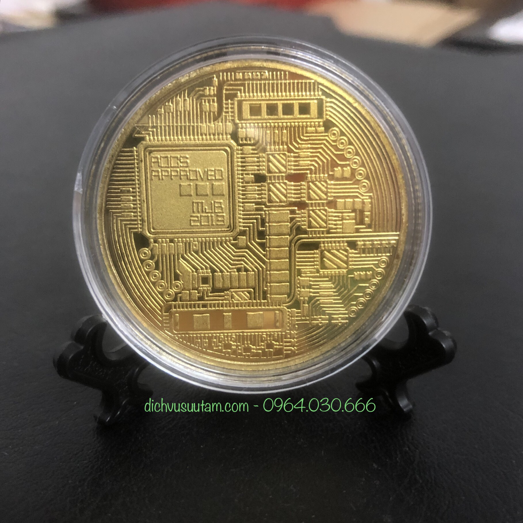Xu Bitcoin vàng may mắn sưu tầm, kèm đế trưng bày xu