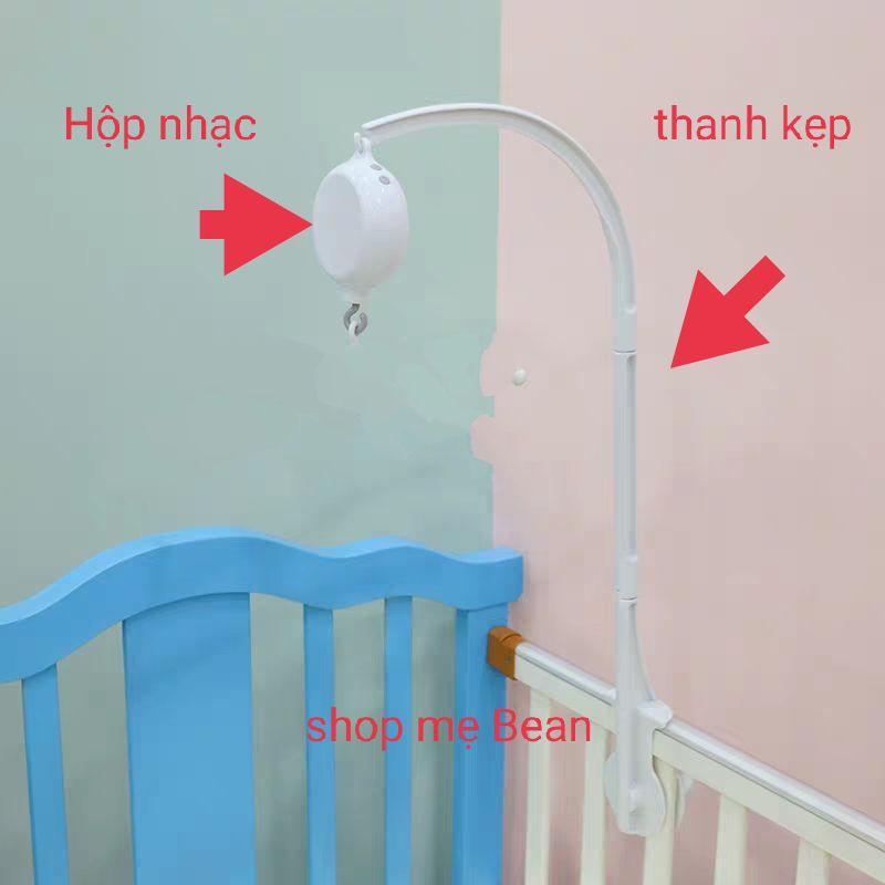 Treo nôi khỉ con tinh nghịch