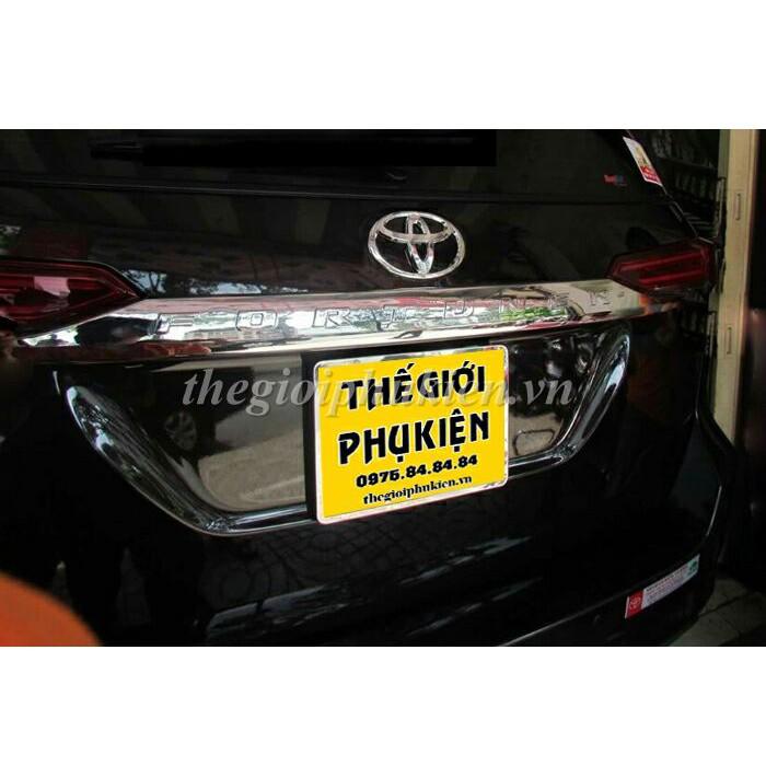Ốp trang trí tay mở cốp sau Toyota Fortuner 2017-2019