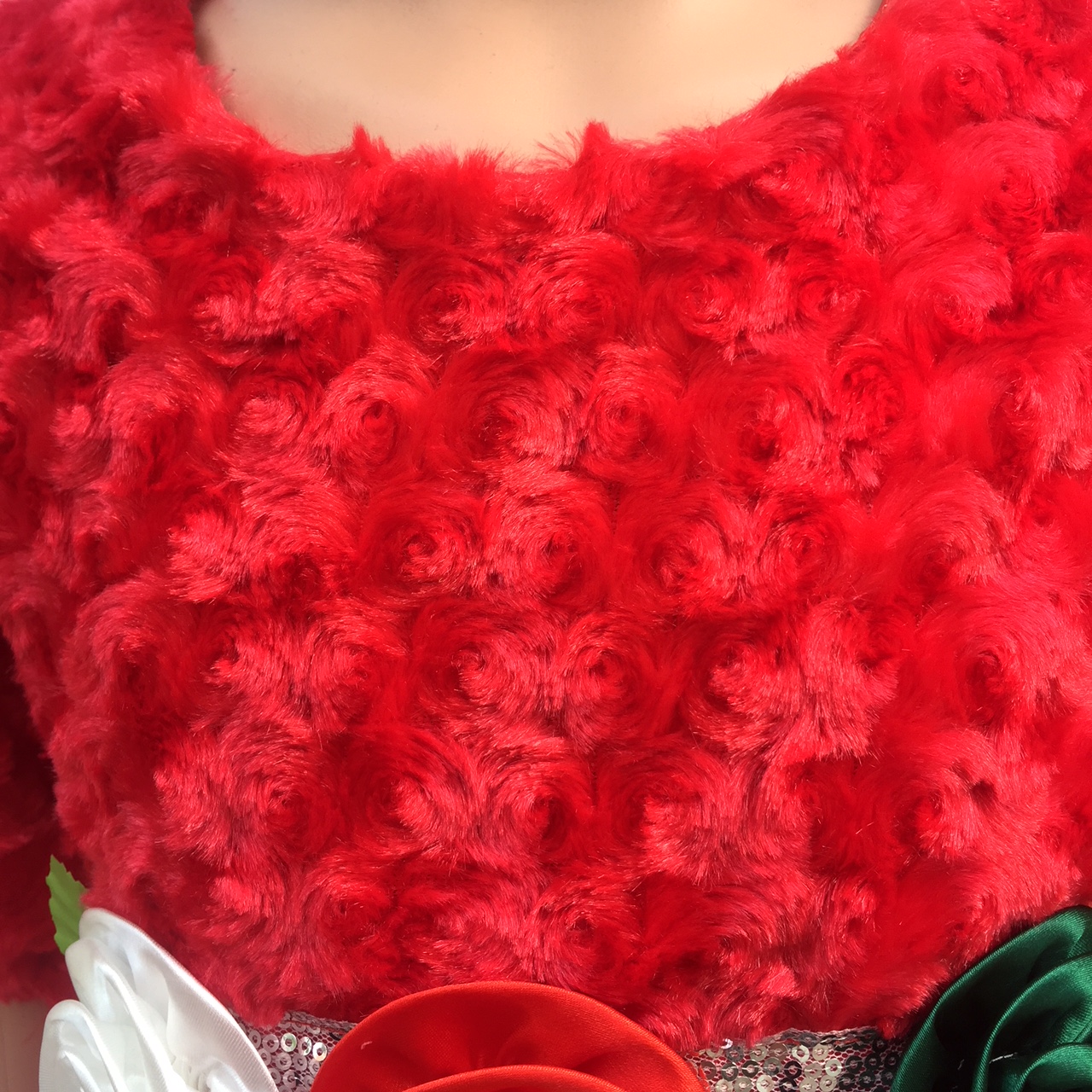 Set váy Noel nhung hoa hồng hở vai kèm mũ cho bé