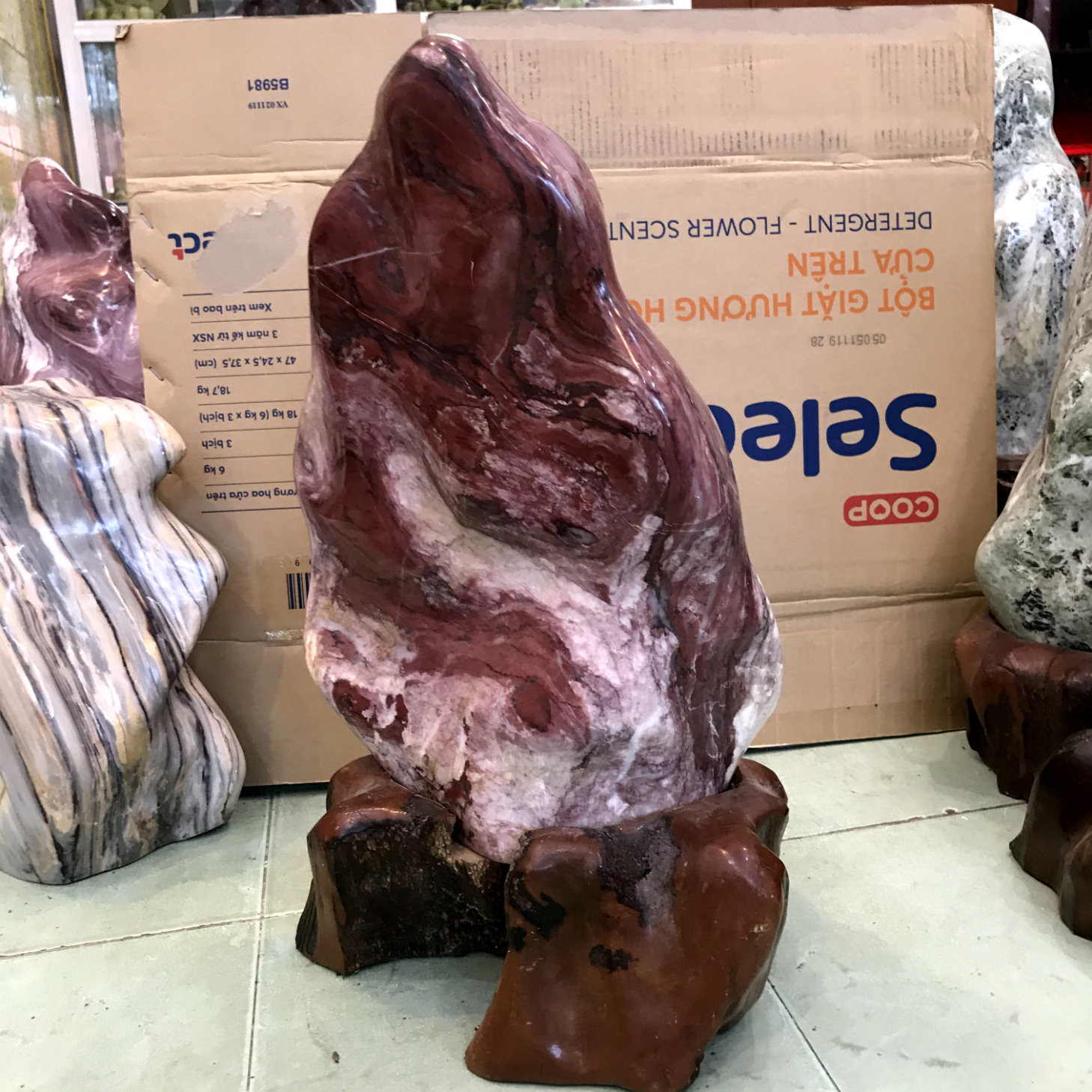 Trụ đá cây đá tự nhiên màu đỏ, đá trấn trạch màu đỏ chất canxite cho người mệnh Thổ và Hỏa cao 53 cm nặng 25 kg D.Cao53X32X25