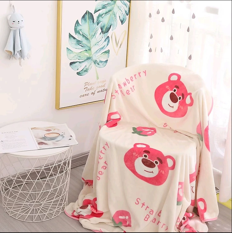 Chăn tuyết nhung gấu dâu cao cấp mềm mịn, mền văn phòng họa tiết gấu dâu Lotso GM87-Menle-Losto-2m